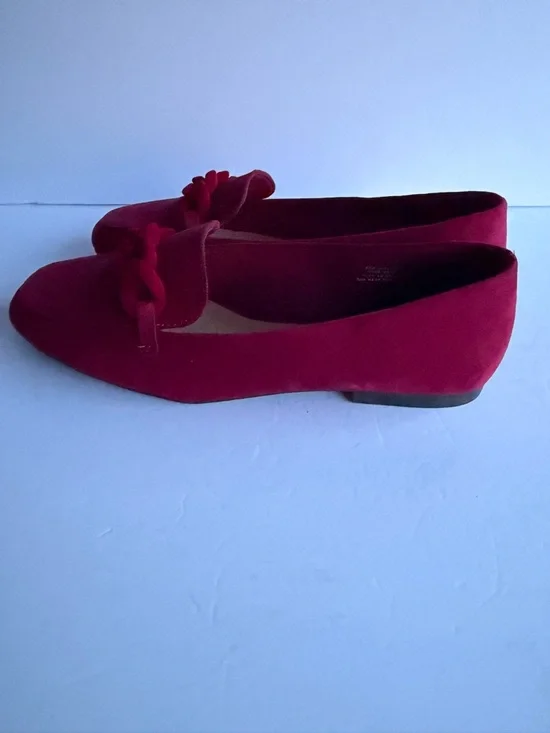 Journee Collection Women's Crimson Suede Chain-Accent Loafers - Picture 6 of 8